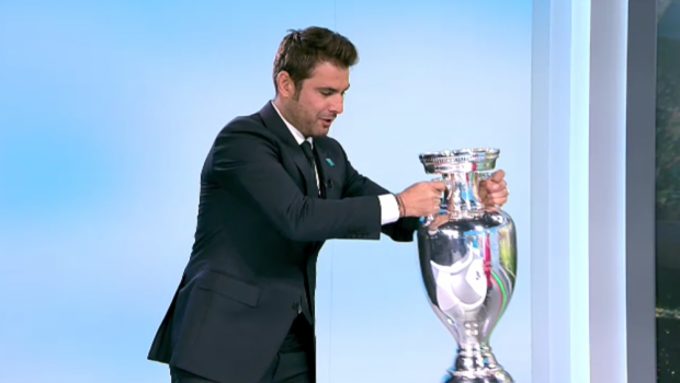 
	&quot;Bai, cat de greu e!&quot; Mutu si Belodedici au adus trofeul UEFA EURO 2020 in studio-ul Stirilor Pro TV! Ce a urmat
