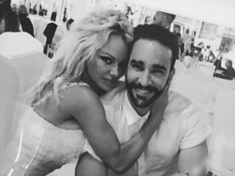 
	Pamela Anderson, dezvaluiri fara perdea despre viata sexuala cu Adil Rami! La 51 de ani, blondina nu mai are nicio inhibitie: &quot;Trebuie sa fii curajos pentru a te bucura cu adevarat de asta&quot;
