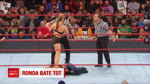 
	Ronda Rousey, scapata de sub control in ringul de wrestling! A atacat un arbitru si un bodyguard, sotul ei s-a implicat si el in razboi
