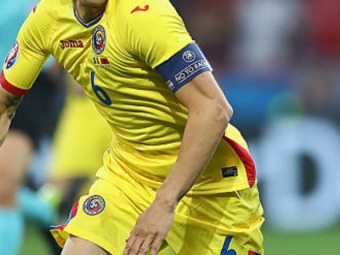 
	ROMANIA - FEROE, LIVE 21:45 PRO TV | Romania are un nou capitan! Cui i-a dat Contra banderola pentru meciul cu Insulele Feroe, dupa ce l-a scos pe Sapunaru din echipa
