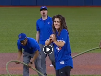 
	VIDEO | Ar putea sa joace si baseball:)) Canadienii sunt innebuniti dupa ea! Bianca Andreescu aplaudata de un stadion intreg
