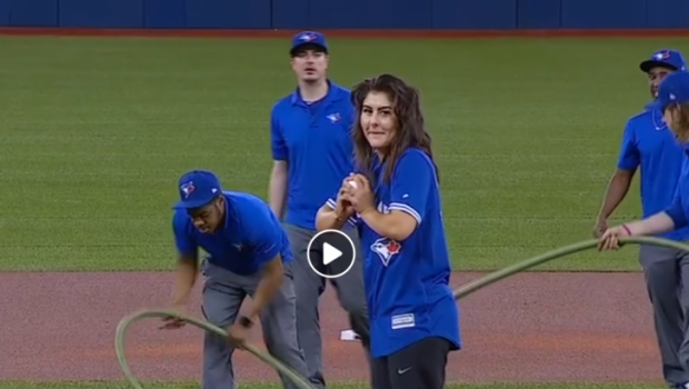 
	VIDEO | Ar putea sa joace si baseball:)) Canadienii sunt innebuniti dupa ea! Bianca Andreescu aplaudata de un stadion intreg
