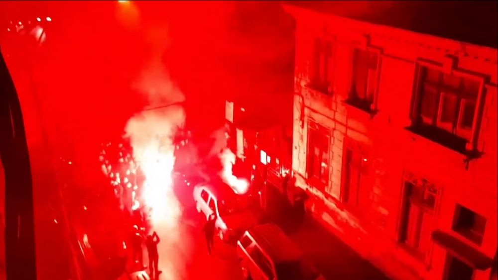 VIDEO SPECTACULOS | Fanii au facut SHOW in fata casei lui Mircea Rednic! Reactia antrenorului lui Dinamo: "Cea mai frumoasa aniversare din viata mea!"_4