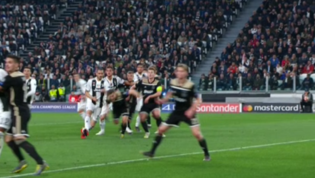 
	FABULOS! De Ligt si-a faultat coechipierul! Faza INCREDIBILA la golul lui Cristiano Ronaldo: Ajax a cerut anularea reusitei
