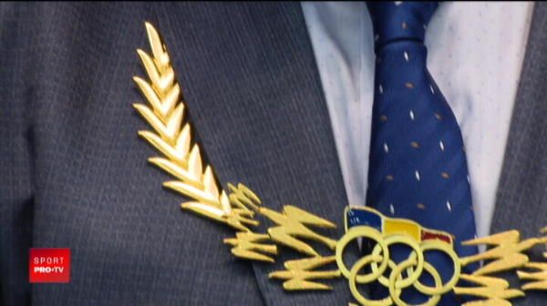 
	Ivan Patzaichin a primit &quot;Colanul de Aur&quot;, distinctia suprema in sportul romanesc! Comitetul Olimpic l-a premiat pentru intreaga cariera
