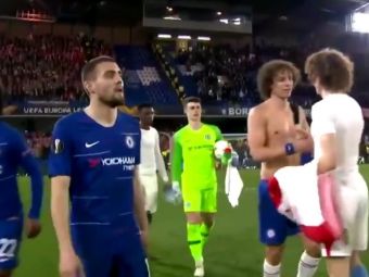 
	GENIAL! &quot;David Luiz s-a imbratisat singur!&quot; :)) Faza incredibila dupa meciul nebun dintre Chelsea si Slavia Praga
