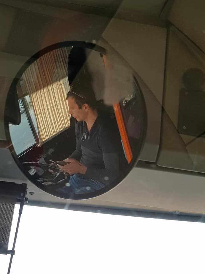 Ce facea un sofer STB in timp ce conducea troleibuzul. Imaginile revoltatoare postate pe net. VIDEO_2