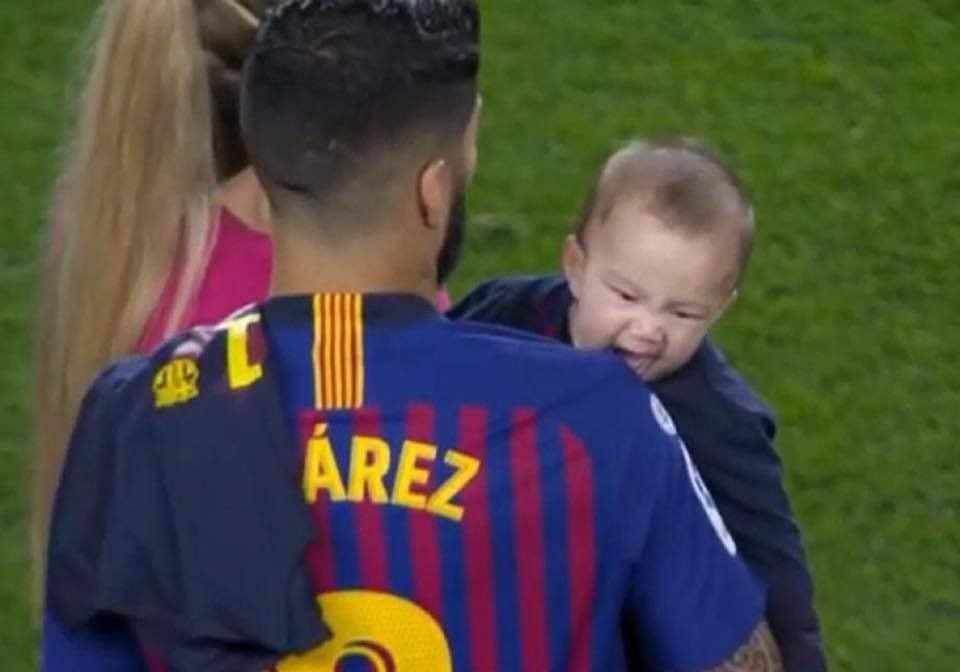 E al lui! :)) Imaginea serii pe Camp Nou: baietelul lui Suarez a muscat fara sa-l vada arbitrul!_1