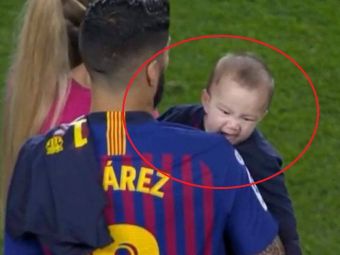 
	E al lui! :)) Imaginea serii pe Camp Nou: baietelul lui Suarez a muscat fara sa-l vada arbitrul!
