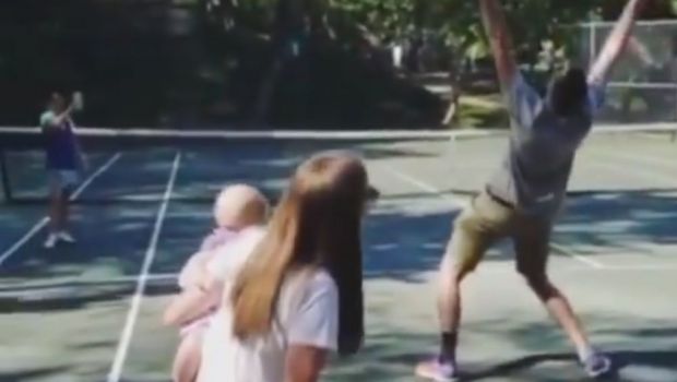 
	Cum descoperi daca ai baiat sau fata! :)) John Isner a fost surprins de sotia sa la antrenament! Cum a reactionat | VIDEO
