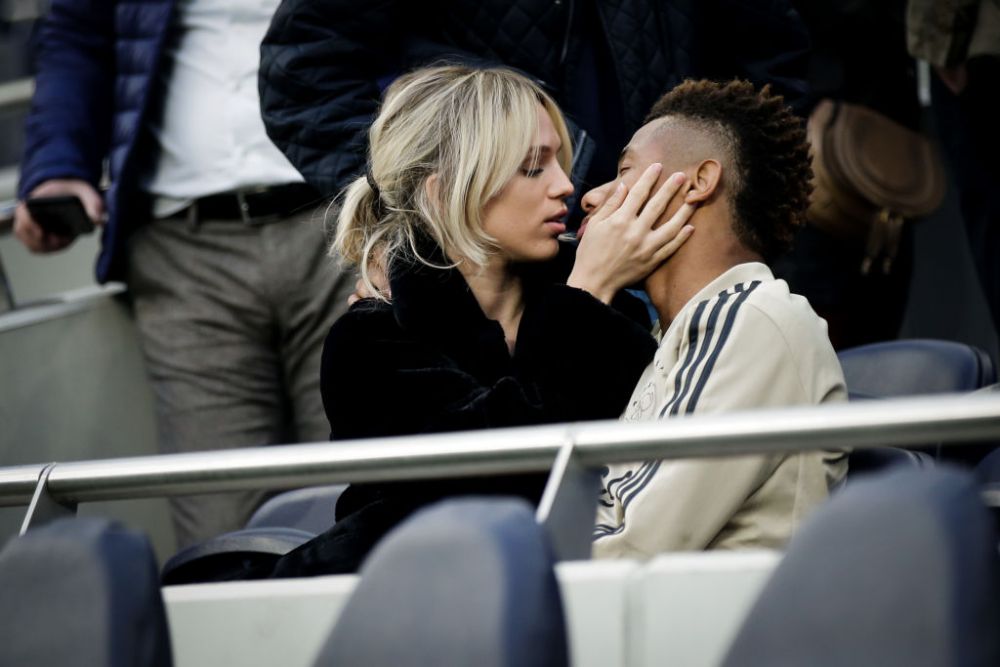 TOTTENHAM - AJAX | Neres, imagini fabuloase pe stadion! Cum a fost surprins starul lui Ajax alaturi de iubita sa: a cucerit-o in 2 secunde | FOTO_2