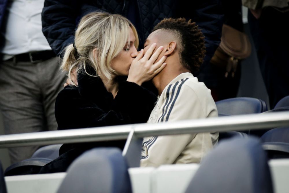 TOTTENHAM - AJAX | Neres, imagini fabuloase pe stadion! Cum a fost surprins starul lui Ajax alaturi de iubita sa: a cucerit-o in 2 secunde | FOTO_3