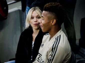 
	TOTTENHAM - AJAX | Neres, imagini fabuloase pe stadion! Cum a fost surprins starul lui Ajax alaturi de iubita sa: a cucerit-o in 2 secunde | FOTO

