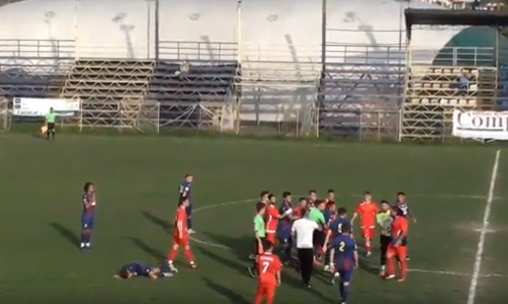 A fost macel in Liga a 4-a! Un fotbalist al Stelei, desfigurat de un adversar. Politia investigheaza ce s-a intamplat pe stadionul Rocar | VIDEO_2