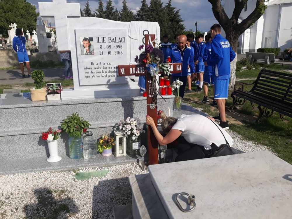 FOTO SFASIETOR | Lorena, la mormantul lui Ilie Balaci alaturi de jucatorii de la Daco-Getica!_3