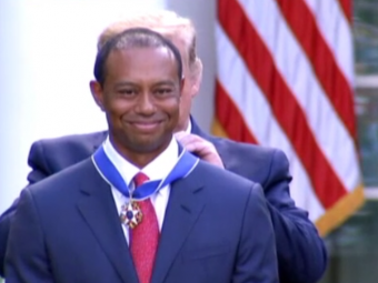 
	Tiger Woods, primul sportiv care a facut 1 miliard de dolari, premiat de Donald Trump la Casa Alba: &quot;Esti unul dintre atletii care au facut istorie&quot;
