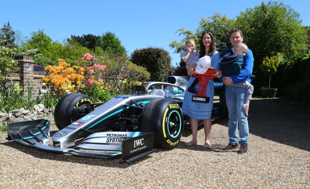 "Draga, avem o masina de F1 in fata casei!" :) O familie din Anglia s-a trezit cu supercar-ul lui Hamilton la usa: motivul din spatele unui gest impresionant_1