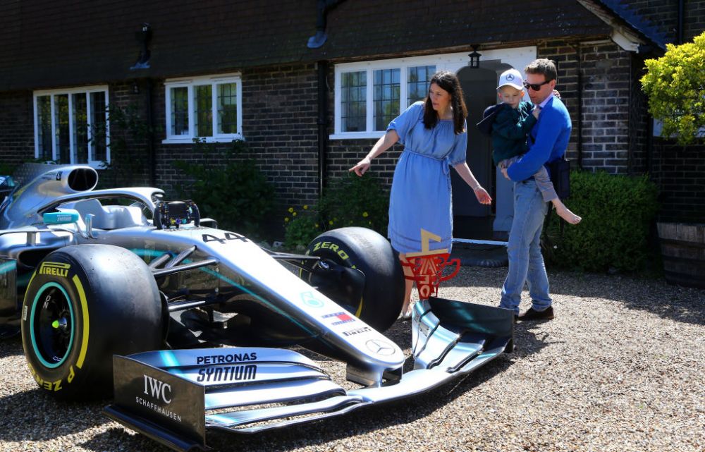 "Draga, avem o masina de F1 in fata casei!" :) O familie din Anglia s-a trezit cu supercar-ul lui Hamilton la usa: motivul din spatele unui gest impresionant_2