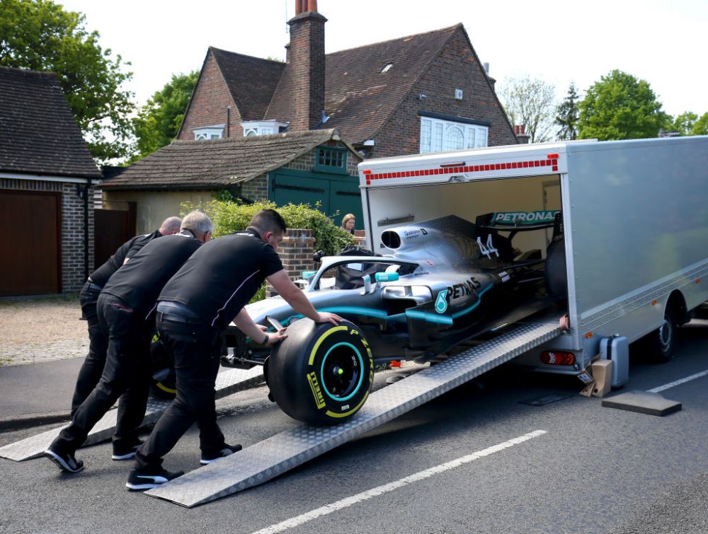 "Draga, avem o masina de F1 in fata casei!" :) O familie din Anglia s-a trezit cu supercar-ul lui Hamilton la usa: motivul din spatele unui gest impresionant_3