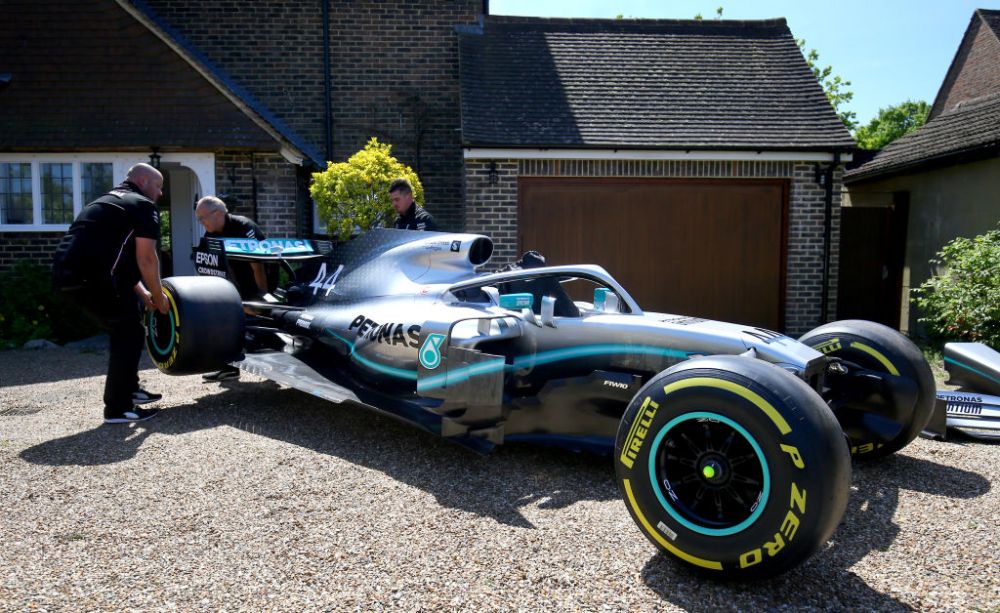 "Draga, avem o masina de F1 in fata casei!" :) O familie din Anglia s-a trezit cu supercar-ul lui Hamilton la usa: motivul din spatele unui gest impresionant_4
