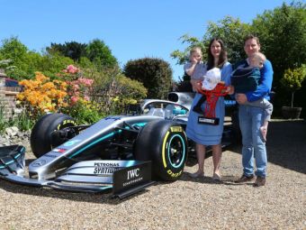 
	&quot;Draga, avem o masina de F1 in fata casei!&quot; :) O familie din Anglia s-a trezit cu supercar-ul lui Hamilton la usa: motivul din spatele unui gest impresionant
