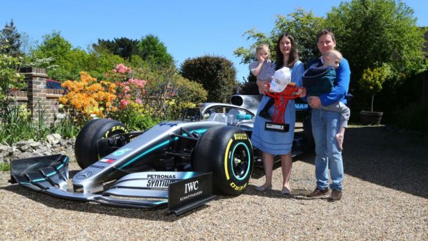 
	&quot;Draga, avem o masina de F1 in fata casei!&quot; :) O familie din Anglia s-a trezit cu supercar-ul lui Hamilton la usa: motivul din spatele unui gest impresionant
