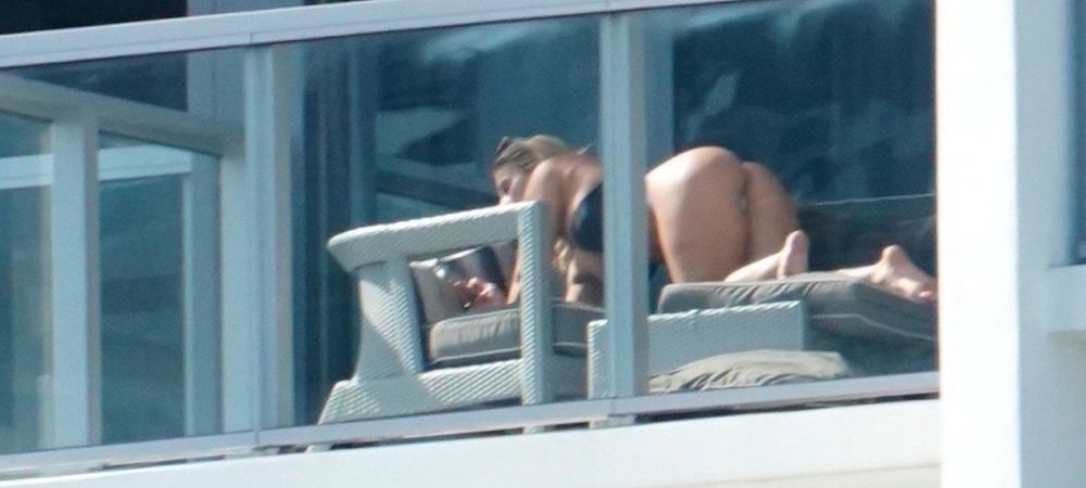 DIVA SEXY din sport, aparitie bomba pe balcon! A iesit la bronzat si a fost surprinsa de paparazzi! Singura problema: e cam buna la bataie :) GALERIE FOTO Paige VanZant MMA UFC