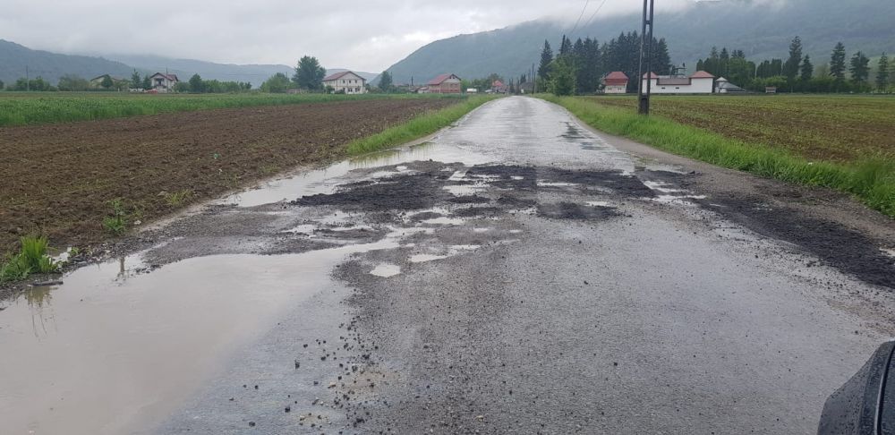 "Asa se asfalteaza in Romania". Imagini halucinante intr-o cunoscuta statiune! Cum repara drumarii soseaua: FOTO & VIDEO_1