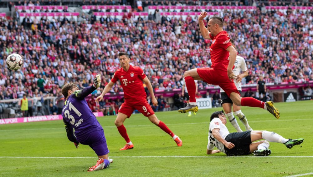 Sfarsitul unei ere la Bayern Munchen! Imagini SENZATIONALE pe Allianz Arena cu Ribery si Robben! Ce mesaje au afisat fanii!_16