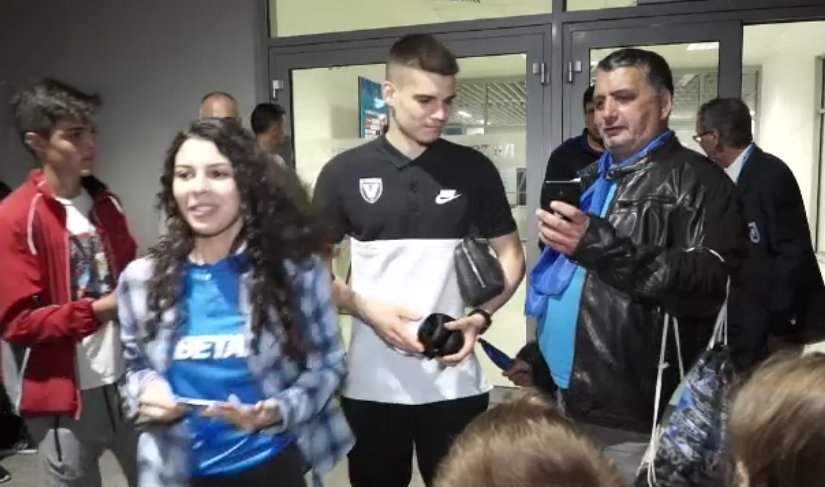 VIDEO: Momentul in care Ianis este pupat de o fana a Craiovei! Cum a reactionat :)_2