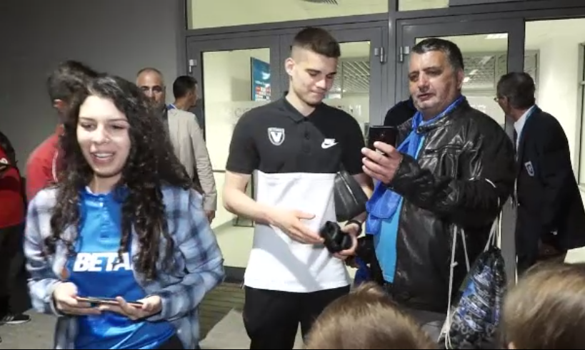 VIDEO: Momentul in care Ianis este pupat de o fana a Craiovei! Cum a reactionat :)_3