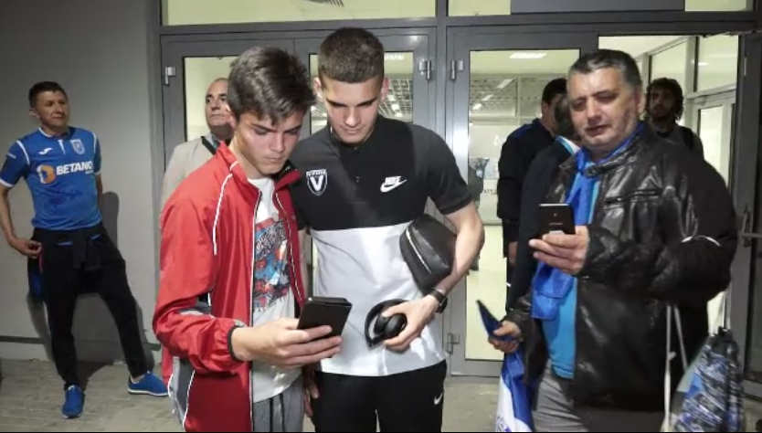 VIDEO: Momentul in care Ianis este pupat de o fana a Craiovei! Cum a reactionat :)_5