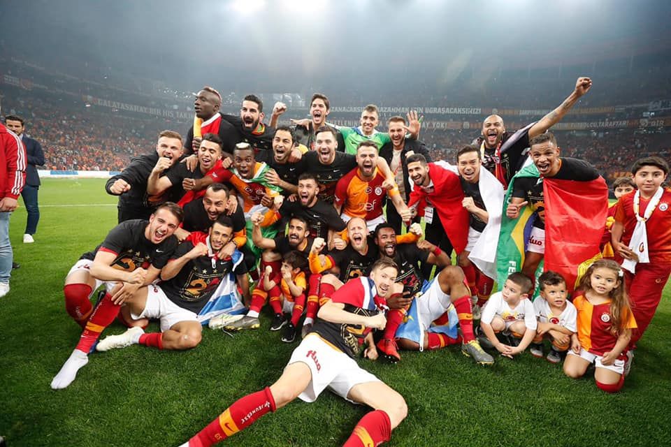 FOTO | Mitroglou a defilat cu steagul Greciei la sarbatoarea de titlu a lui Galatasaray! Turcii au cerut sa fie imediat expulzat_6