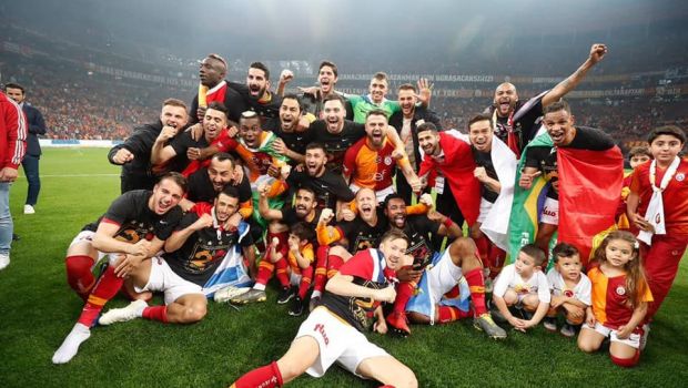 
	FOTO | Mitroglou a defilat cu steagul Greciei la sarbatoarea de titlu a lui Galatasaray! Turcii au cerut sa fie imediat expulzat
