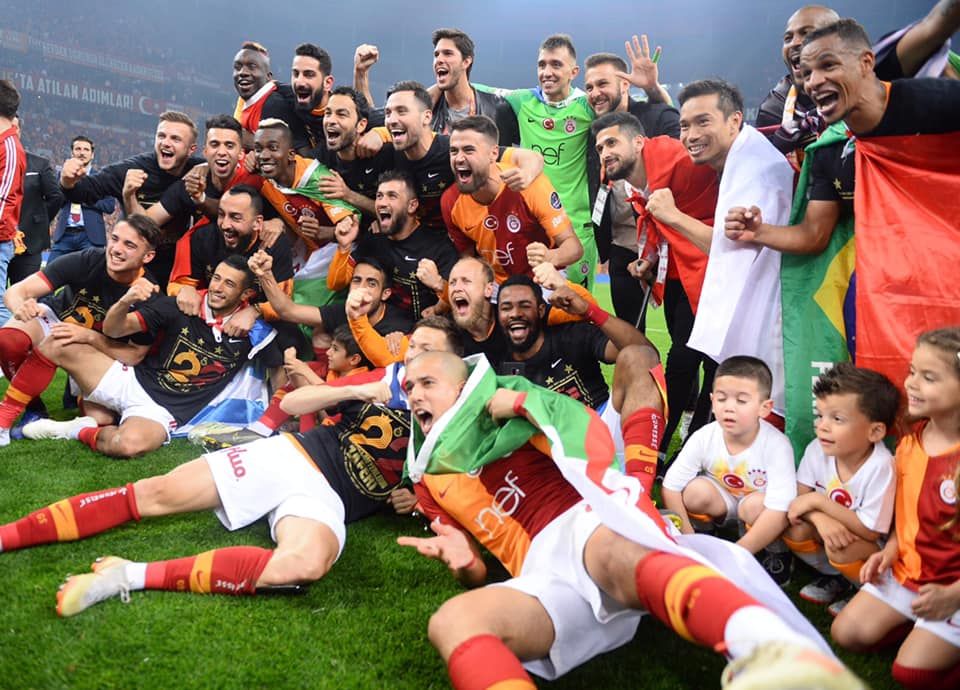 FOTO | Mitroglou a defilat cu steagul Greciei la sarbatoarea de titlu a lui Galatasaray! Turcii au cerut sa fie imediat expulzat_7