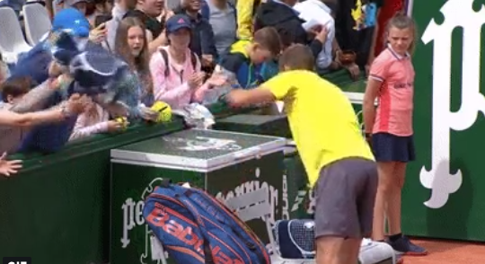 
	Roland Garros 2019 | INCREDIBIL! Gest necontrolat al unui fan la finalul unui meci: &quot;Hotul de prosoape&quot;, facut praf pe internet
