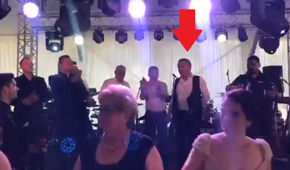 Ca-n Spargatorii de nunti! :)) Gigi Becali, show total la nunta fiului lui Teia Sponte: a luat microfonul si a inceput sa cante PAMPOREA_1