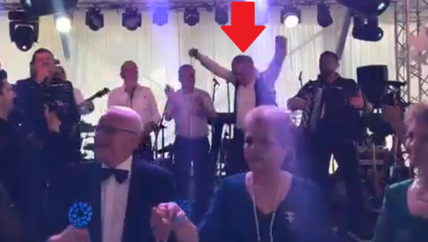 
	Ca-n Spargatorii de nunti! :)) Gigi Becali, show total la nunta fiului lui Teia Sponte: a luat microfonul si a inceput sa cante PAMPOREA
