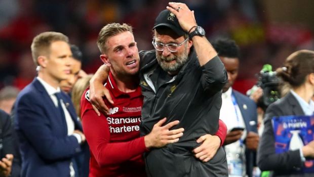 
	Drama din spatele unei bucurii fara margini! Tatal lui Henderson si-a anuntat fiul ca s-a vindecat de cancer, pe teren, imediat dupa ce Liverpool a castigat UEFA Champions League
