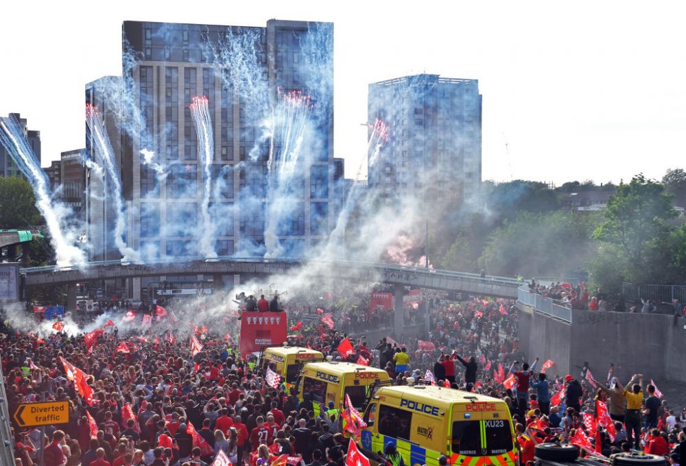 "S-a imbatat!" Jurgen Klopp, one man show la parada celor de la Liverpool in fata a 750.000 de oameni! Era sa cada din autobuz si i-a turnat bere in cap unui jucator! VIDEO & FOTO_1