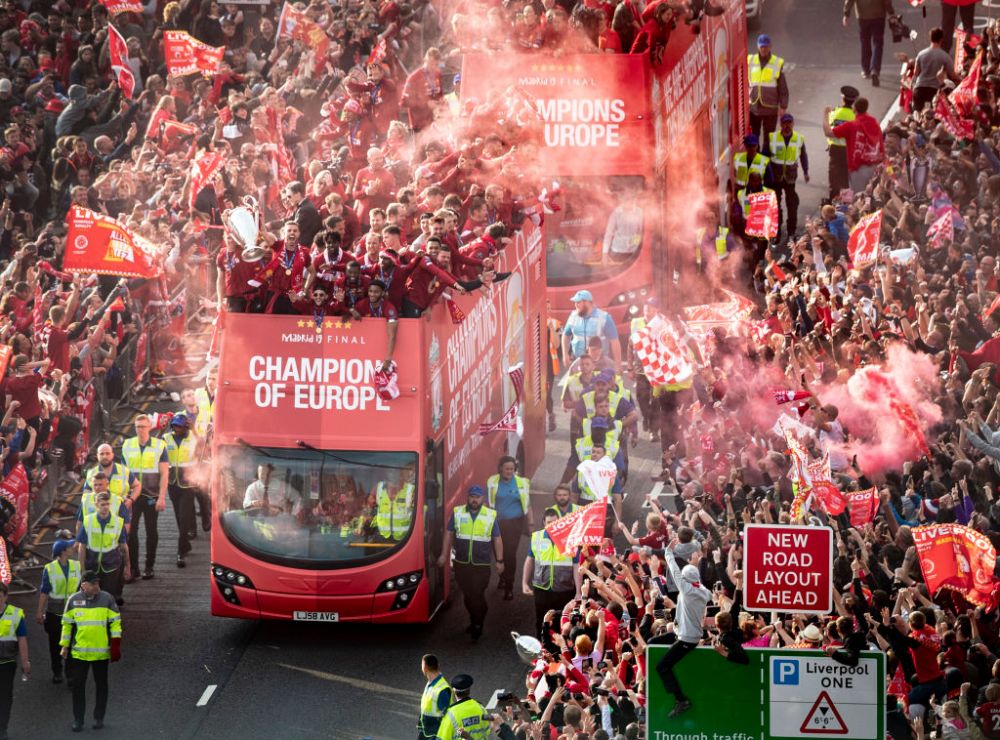 "S-a imbatat!" Jurgen Klopp, one man show la parada celor de la Liverpool in fata a 750.000 de oameni! Era sa cada din autobuz si i-a turnat bere in cap unui jucator! VIDEO & FOTO_12
