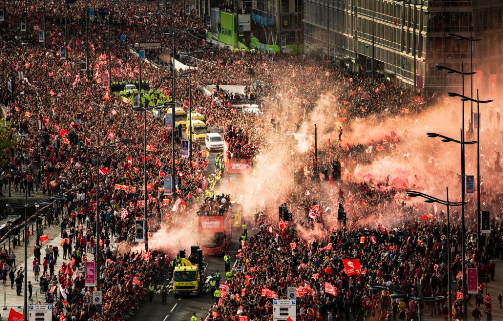 "S-a imbatat!" Jurgen Klopp, one man show la parada celor de la Liverpool in fata a 750.000 de oameni! Era sa cada din autobuz si i-a turnat bere in cap unui jucator! VIDEO & FOTO_14