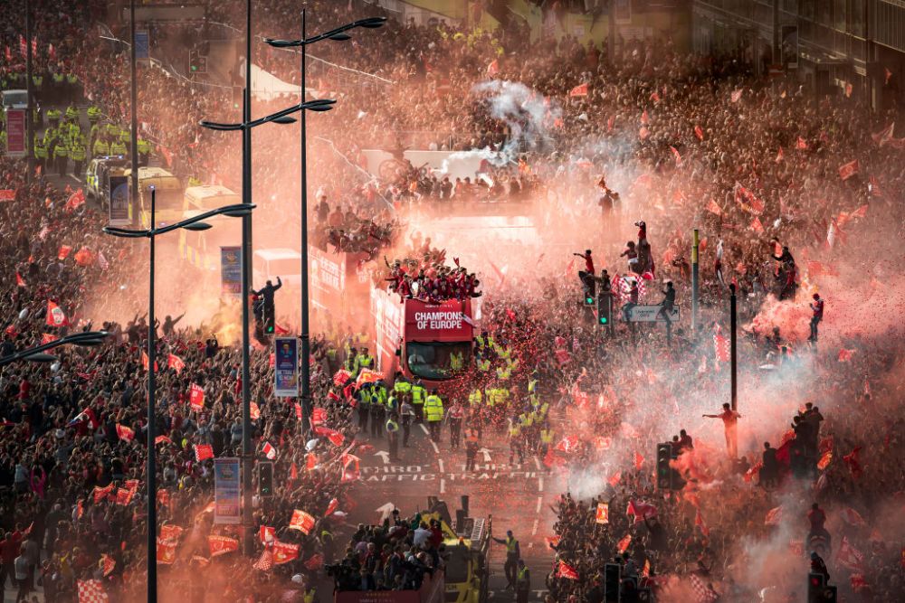 "S-a imbatat!" Jurgen Klopp, one man show la parada celor de la Liverpool in fata a 750.000 de oameni! Era sa cada din autobuz si i-a turnat bere in cap unui jucator! VIDEO & FOTO_8