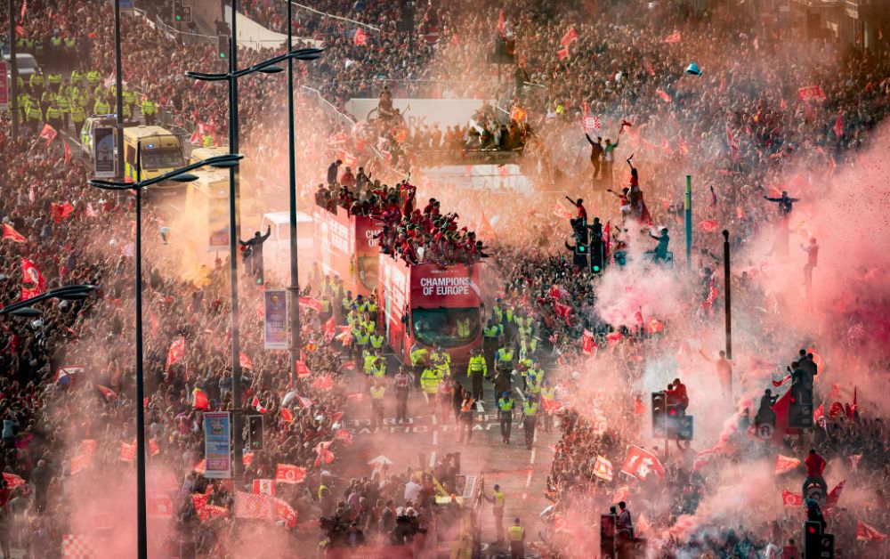 "S-a imbatat!" Jurgen Klopp, one man show la parada celor de la Liverpool in fata a 750.000 de oameni! Era sa cada din autobuz si i-a turnat bere in cap unui jucator! VIDEO & FOTO_9