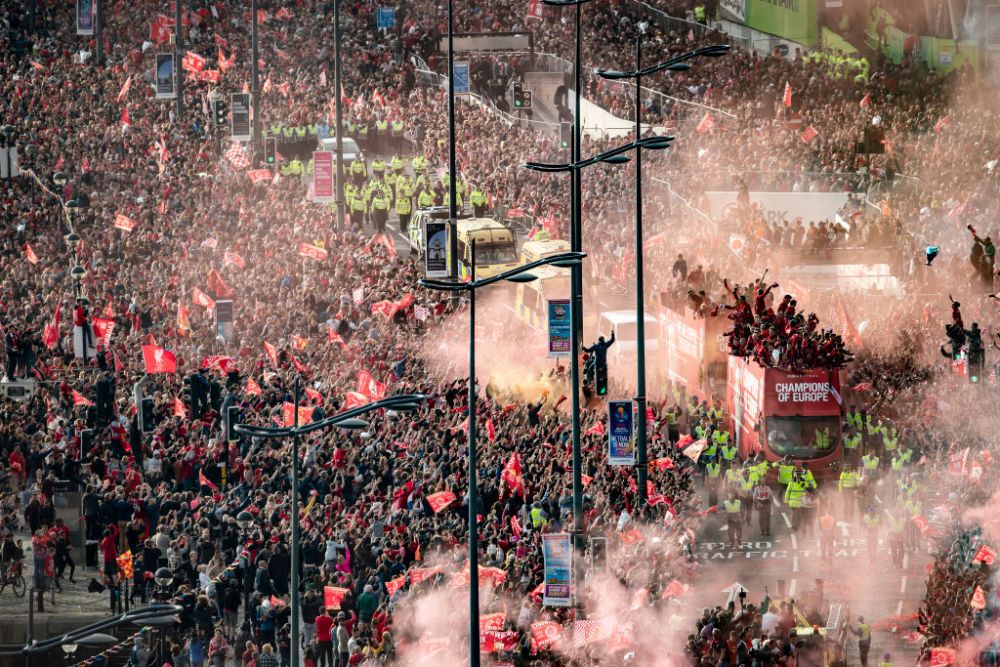 "S-a imbatat!" Jurgen Klopp, one man show la parada celor de la Liverpool in fata a 750.000 de oameni! Era sa cada din autobuz si i-a turnat bere in cap unui jucator! VIDEO & FOTO_10