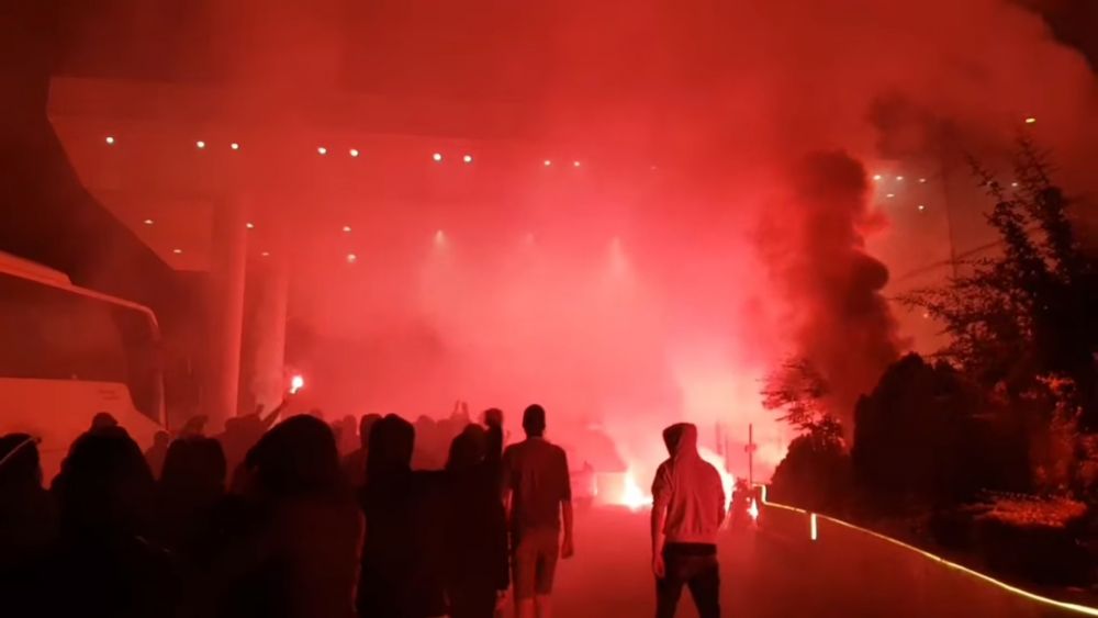 Fanii lui Dinamo au luat cu asalt hotelul lui Ionut Negoita! Au dat foc la gazon si au scandat impotriva patronului! "Plecati cu totii! Dinamo nu e o afacere!"_1