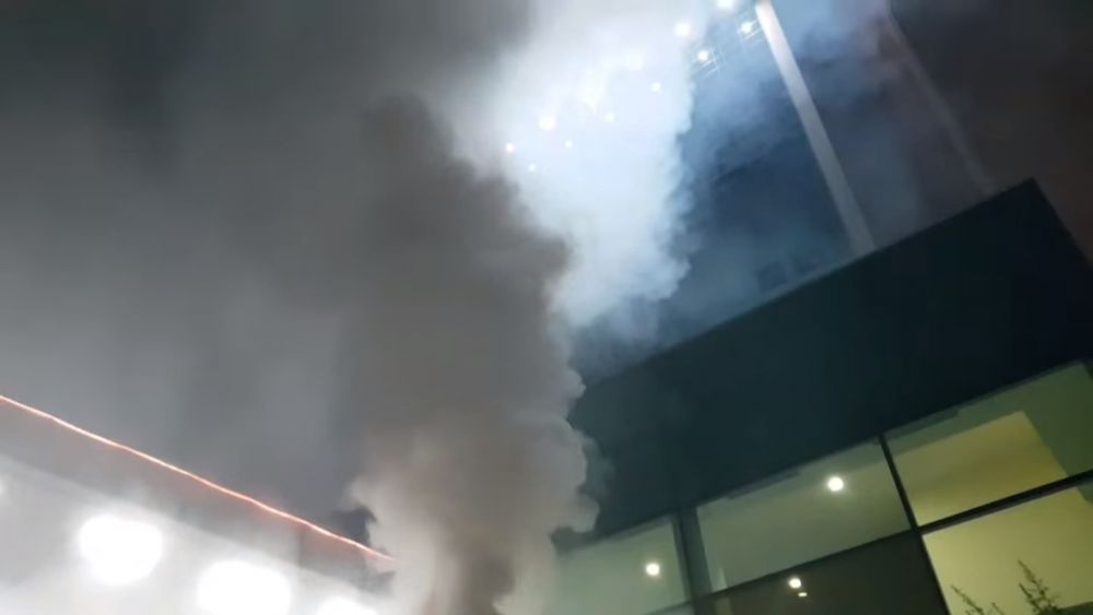 Fanii lui Dinamo au luat cu asalt hotelul lui Ionut Negoita! Au dat foc la gazon si au scandat impotriva patronului! "Plecati cu totii! Dinamo nu e o afacere!"_2