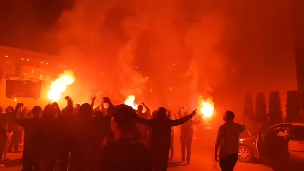 Fanii lui Dinamo au luat cu asalt hotelul lui Ionut Negoita! Au dat foc la gazon si au scandat impotriva patronului! "Plecati cu totii! Dinamo nu e o afacere!"_3