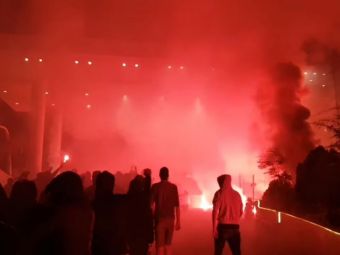 
	Fanii lui Dinamo au luat cu asalt hotelul lui Ionut Negoita! Au dat foc la gazon si au scandat impotriva patronului! &quot;Plecati cu totii! Dinamo nu e o afacere!&quot;
