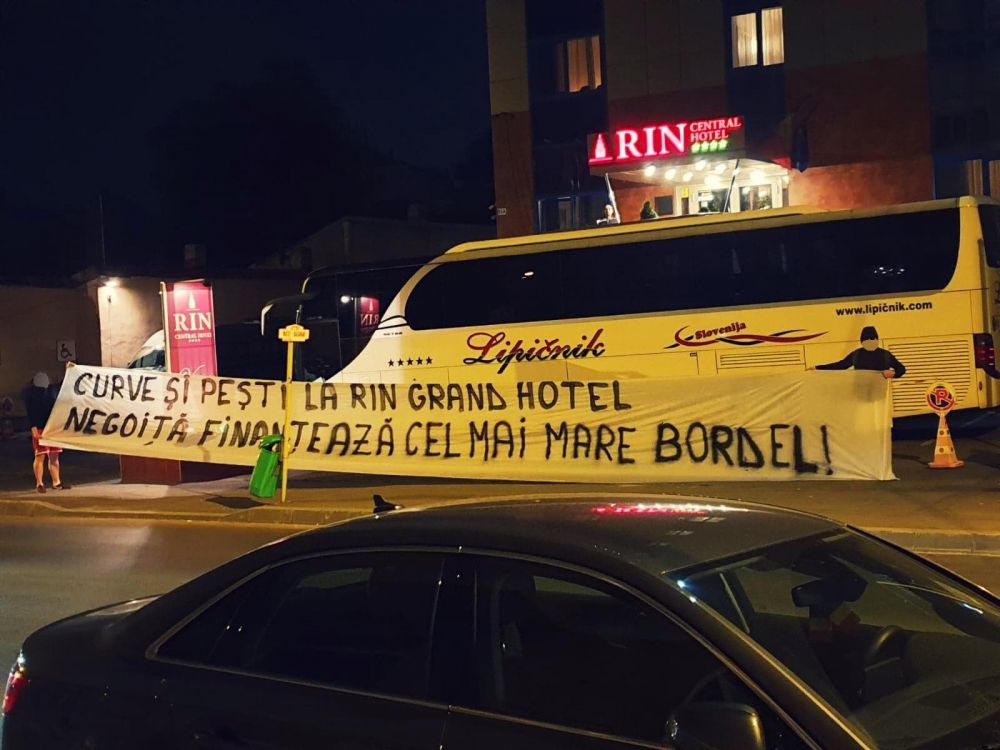 Mesajul INCREDIBIL afisat de fanii lui Dinamo in fata hotelului detinut de Ionut Negoita! "Finanteaza cel mai mare bordel"_1